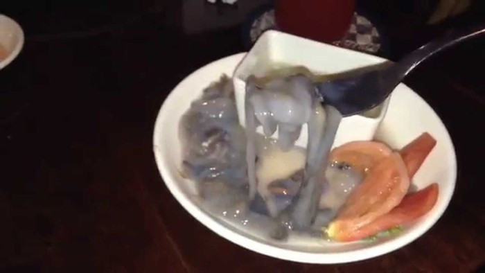 Tuy nhiên, với hình dáng giống giun, việc thưởng thức món ăn kinh dị này vẫn là thử thách đáng e ngại với nhiều người.