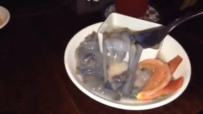 Tuy nhiên, với hình dáng giống giun, việc thưởng thức món ăn kinh dị này vẫn là thử thách đáng e ngại với nhiều người.