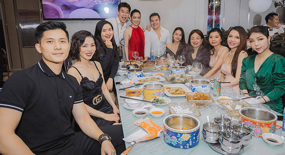 Nữ ca sĩ U40 và tình trẻ (ngoài cùng bên trái) diện đồ ton sur ton màu đen cùng nhau.