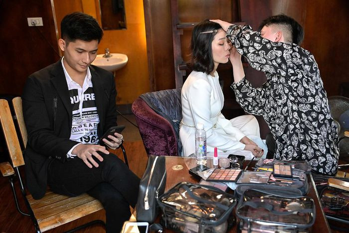 Lối ăn mặc của cả 2 chính là nàng diện trắng tinh khôi, chàng cũng khéo mix trắng – đen để tạo nên sự hài hoà, đồng điệu.