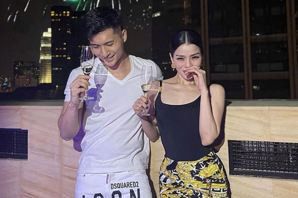 Lâm Bảo Châu ăn mặc đơn giản, tình tứ bên Lệ Quyên ngắm pháo hoa chào năm mới.