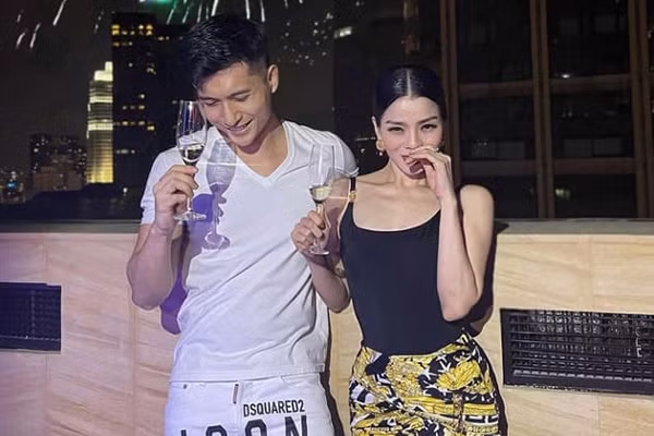 Lâm Bảo Châu ăn mặc đơn giản, tình tứ bên Lệ Quyên ngắm pháo hoa chào năm mới.