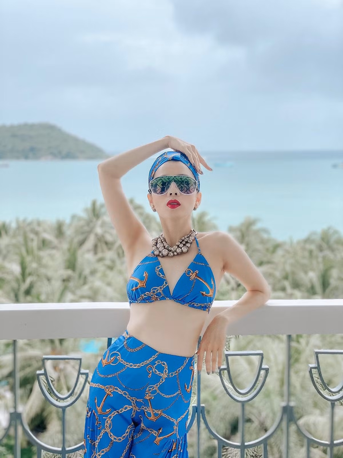 Kể từ khi có tin đồn hẹn hò với tình trẻ, Lệ Quyên được nhận xét là có nhan sắc ngày càng xinh đẹp và ăn mặc táo bạo hơn hẳn.