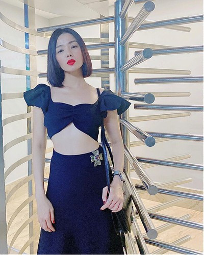 Nữ hoàng phòng trà mix áo croptop cùng váy dài cho hình ảnh tao nhã, sang trọng hơn. Ảnh: Internet.