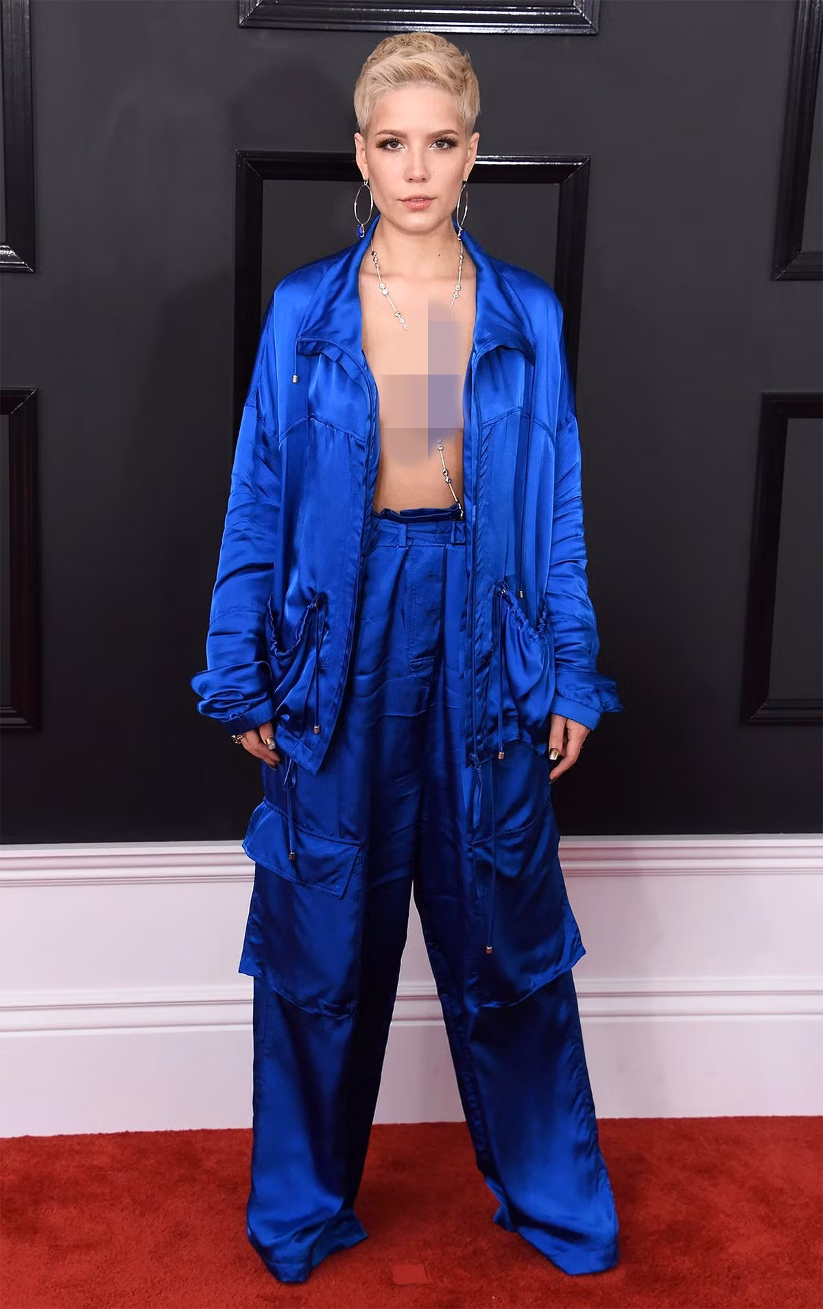 Grammy năm 2017 chứng kiến Halsey mở phanh hoàn toàn khóa áo và "thả rông" vòng một.