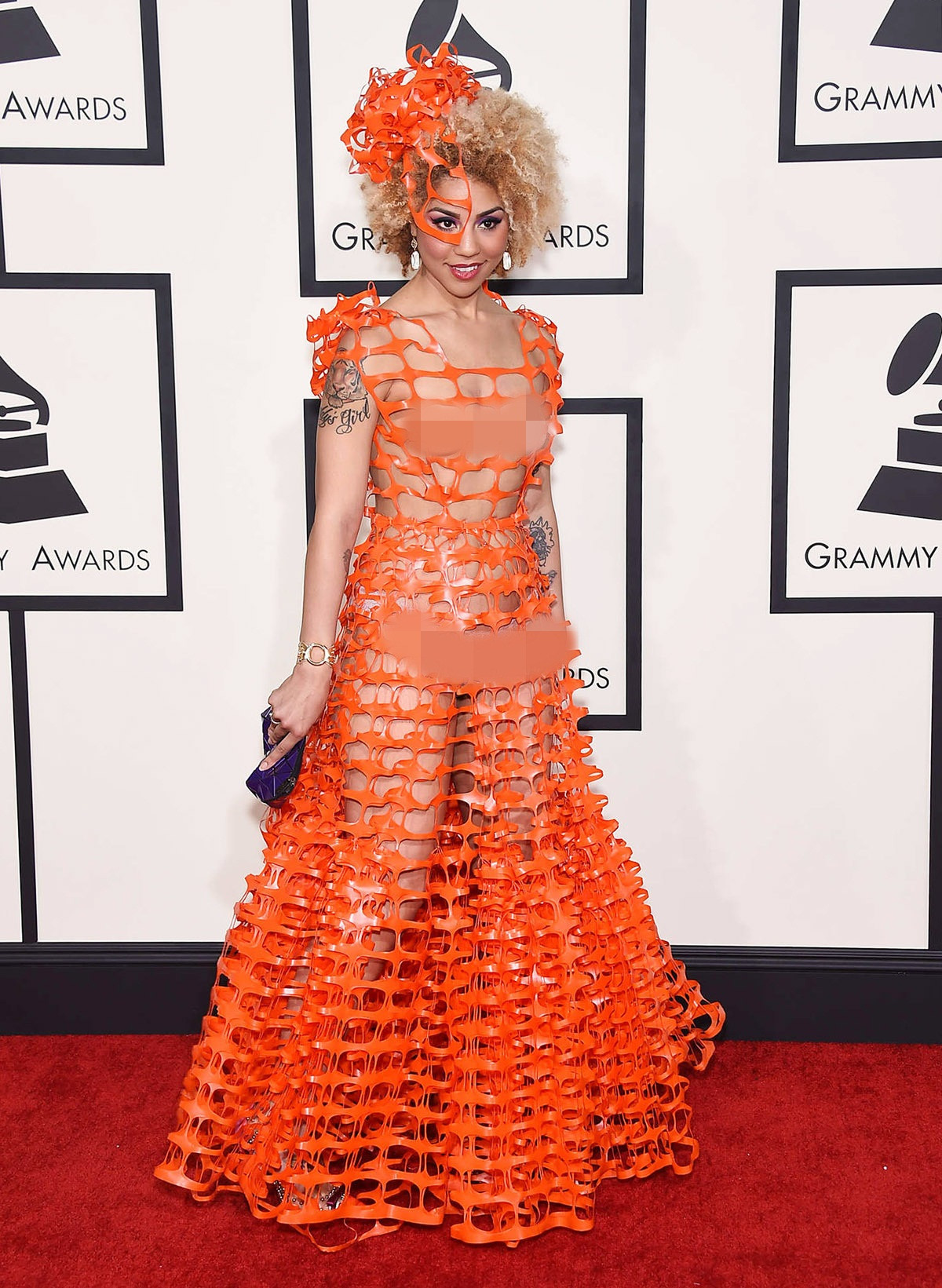 Thiết kế dạng lưới mắt thưa khiến Joy Villa trông gần như khỏa thân trên thảm đỏ năm 2015.