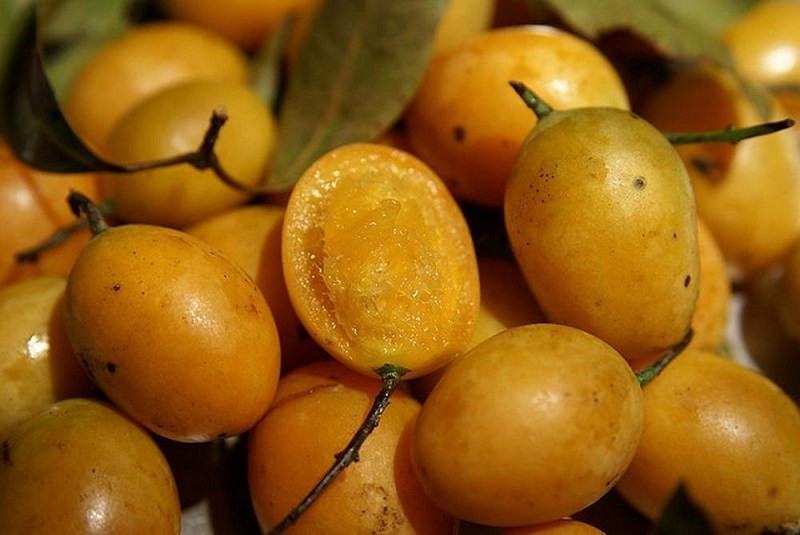 Ngoài ra, người ta còn làm mứt thanh trà. Cách làm: Thanh trà chín rửa sạch, gọt bỏ vỏ ngoài. Sau đó ngâm với nước muối cho hơi mềm, vớt ra tách hạt lấy phần thịt.