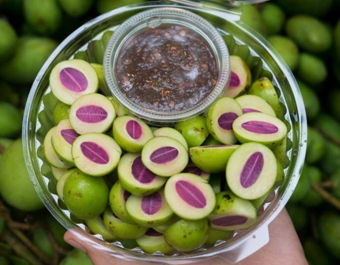 Khi quả thanh trà còn non thì chúng có lớp vỏ màu xanh mướt, đến độ chín thì chuyển sang màu vàng và dậy lên những mùi hương khiến ai cũng phải ngất ngây.