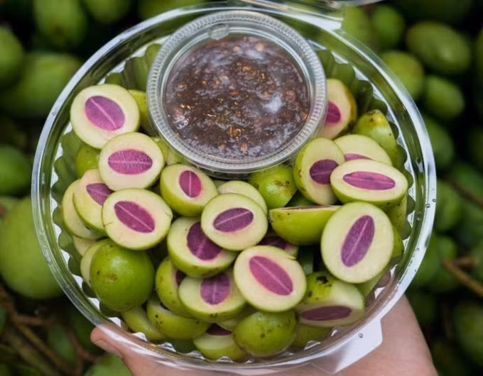 Khi quả thanh trà còn non thì chúng có lớp vỏ màu xanh mướt, đến độ chín thì chuyển sang màu vàng và dậy lên những mùi hương khiến ai cũng phải ngất ngây.