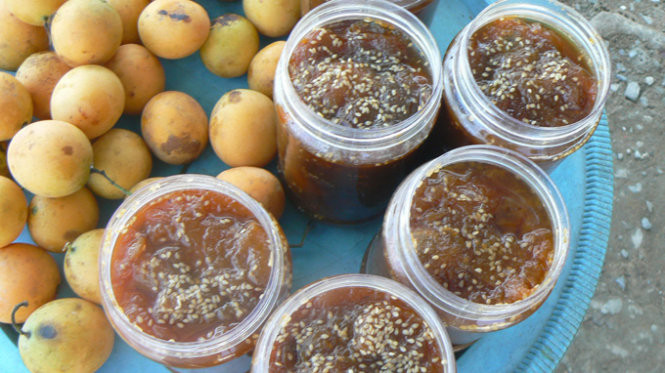 Bắc chảo lên bếp cho thanh trà vào sên. Khi thanh trà thật sôi thì cho đường vào. Sên cho đến lúc cô đặc lại thì nhắc xuống, cho vào lọ thủy tinh sau đó cho đậu phộng và vừng vào vậy là bạn đó có mứt thanh trà thơm ngon.