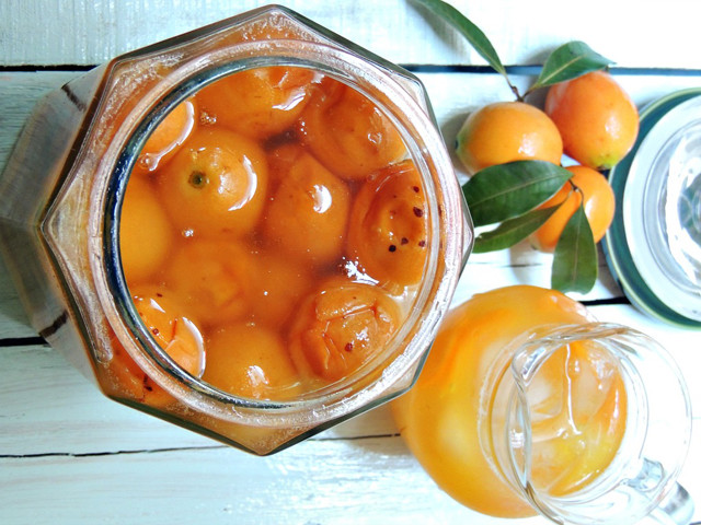 Rót nước vào ly thanh trà rồi khuấy đường cho tan hoàn toàn. Thêm đá viên là bạn đã có một ly thanh trà dầm đá mát lạnh, thơm ngon.