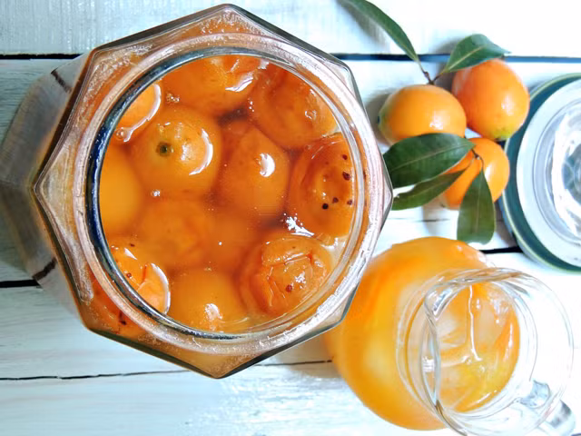 Rót nước vào ly thanh trà rồi khuấy đường cho tan hoàn toàn. Thêm đá viên là bạn đã có một ly thanh trà dầm đá mát lạnh, thơm ngon.