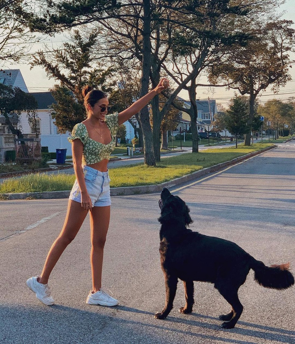 Ngày thường, Á hậu 2 ghi điểm với set đồ áo croptop, quần short và giày thể thao trẻ trung, năng động.