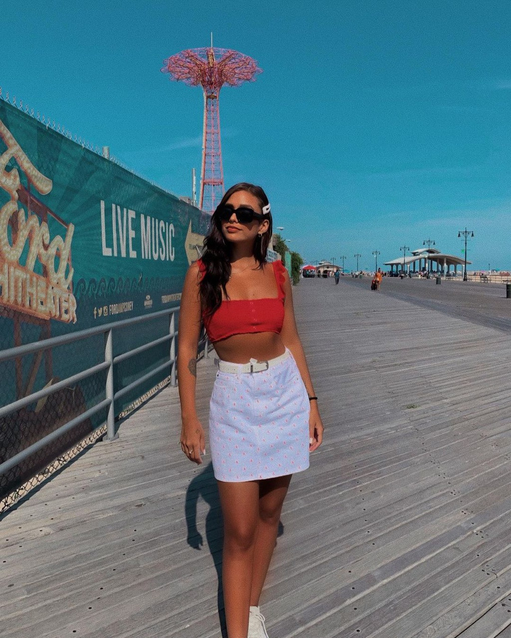 Những mẫu áo crop top, quần shorts, váy ngắn kết hợp với giày sneakers trắng là công thức phối đồ ngoài đời thường thấy của Janick Maceta Del Castillo.