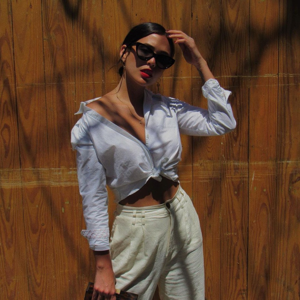 Dù chọn trang phục tối giản nhưng cách mặc đồ của Janick Maceta Del Castillo luôn toát lên sự nổi bật, cuốn hút.