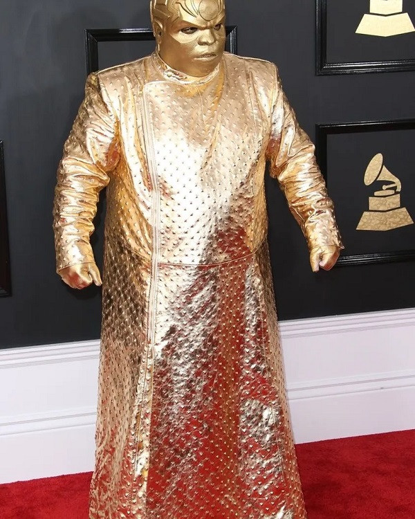 Nghệ sĩ CeeLo Green trông như người ngoài hành tinh khi mặc một bộ đồ vàng từ đầu đến chân tại Lễ trao giải Grammy 2017.