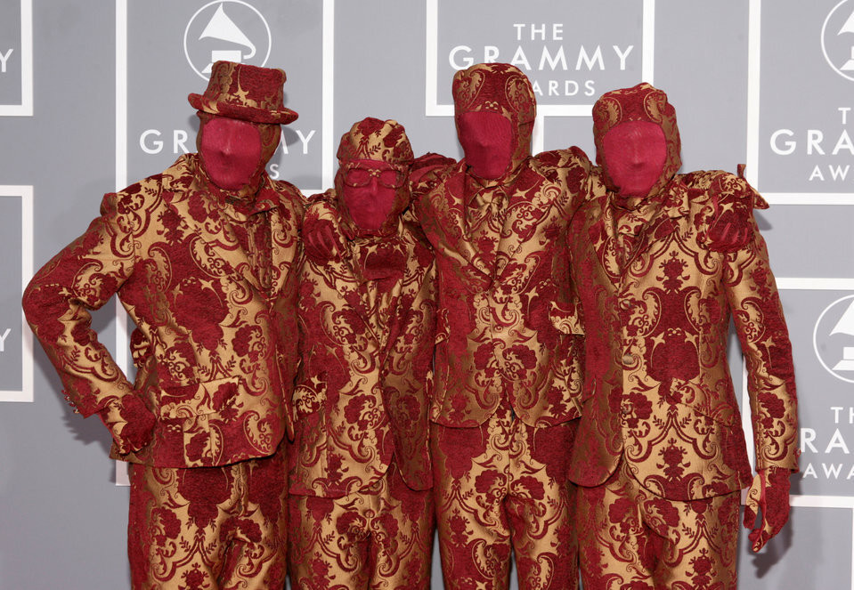 Năm 2007, nhóm nhạc OK Go gây khó hiểu khi bịt kín từ đầu tới chân với trang phục kỳ quái tông vàng, đỏ.