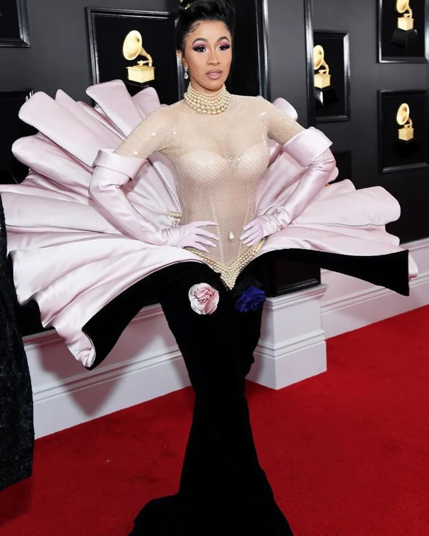 Rapper Cardi B đến Lễ trao giải Grammy 2019 trong bộ váy giống nàng tiên cá vô cùng độc đáo.