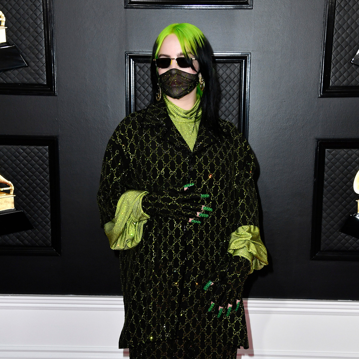 Cũng trên Grammy 2020, Billie Eilish xuất hiện với bộ trang phục kỳ dị cùng tông với mái tóc xanh neon.