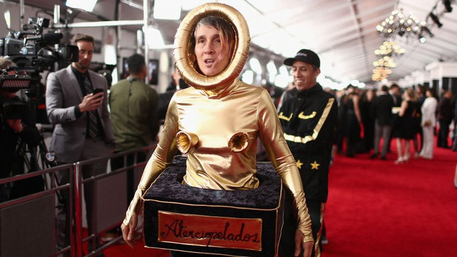 Echeverri, cựu thành viên của nhóm nhạc rock Colombia - Aterciopelados, đến dự lễ trao giải với bộ cánh thảm họa lấy cảm hứng từ tượng vàng Grammy.