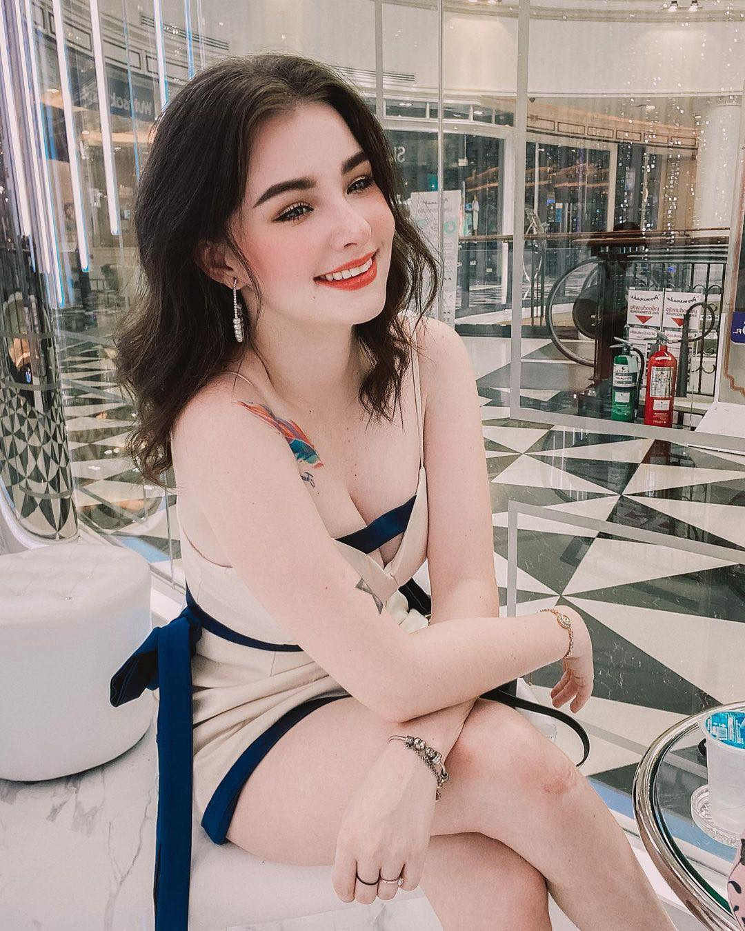 Các kiểu váy ngắn có được cắt cúp táo bạo ở ngực cũng được nàng mẫu 9X ưu ái.