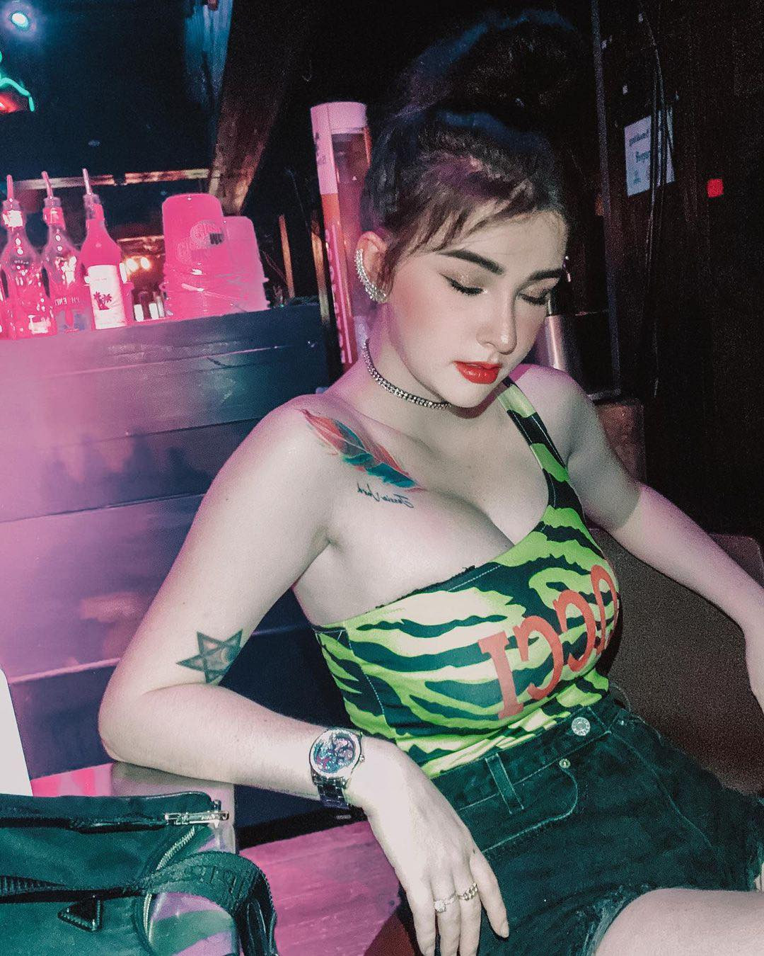 Jessie Vard thường diện các kiểu áo trễ nải ôm dáng nhằm tôn vòng một đầy đặn, quyến rũ.