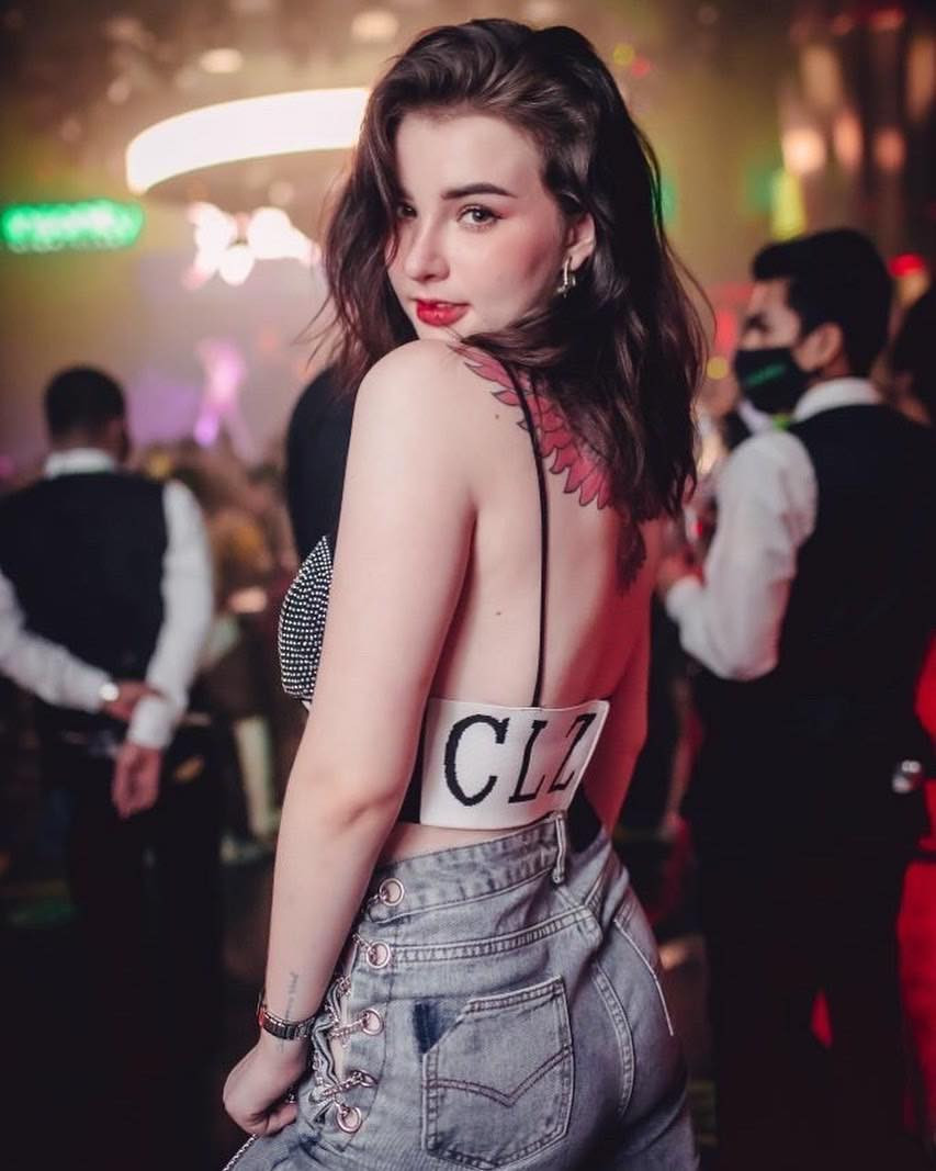 Jessie Vard diện áo hở lưng khoe hình xăm táo bạo.