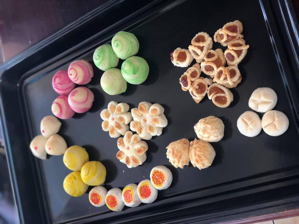 Sở dĩ được gọi là bánh khéo vì để làm ra được những chiếc bánh be bé xinh xinh với đủ màu sắc hấp dẫn, người nặn bánh phải khéo léo và tỉ mỉ đến từng chi tiết. Hình dáng đáng yêu, bên trong bánh được nhân dừa, đậu xanh, khoai môn...