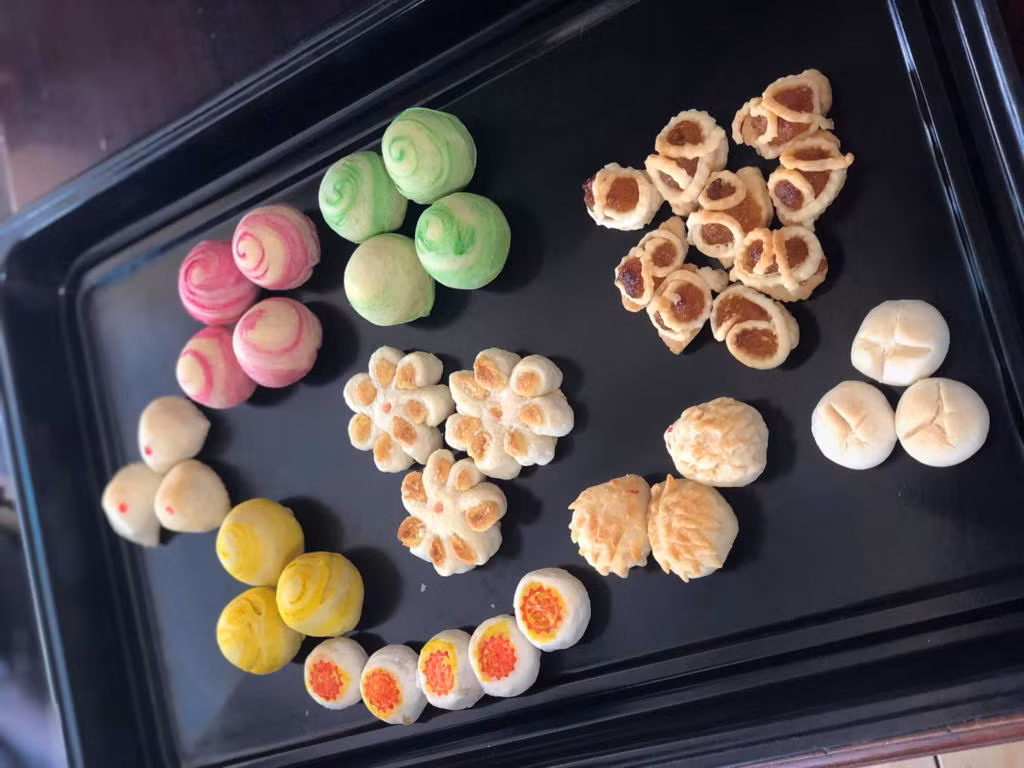 Sở dĩ được gọi là bánh khéo vì để làm ra được những chiếc bánh be bé xinh xinh với đủ màu sắc hấp dẫn, người nặn bánh phải khéo léo và tỉ mỉ đến từng chi tiết. Hình dáng đáng yêu, bên trong bánh được nhân dừa, đậu xanh, khoai môn...