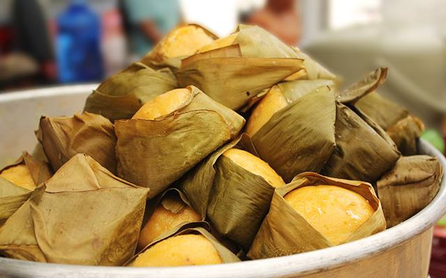 Bánh thốt nốt đem hấp trên xửng, đi ngang qua thôi cũng thấy mùi thơm nồng nàn đến khó cưỡng khiến bạn phải dừng bước để mua ngay ăn thử.