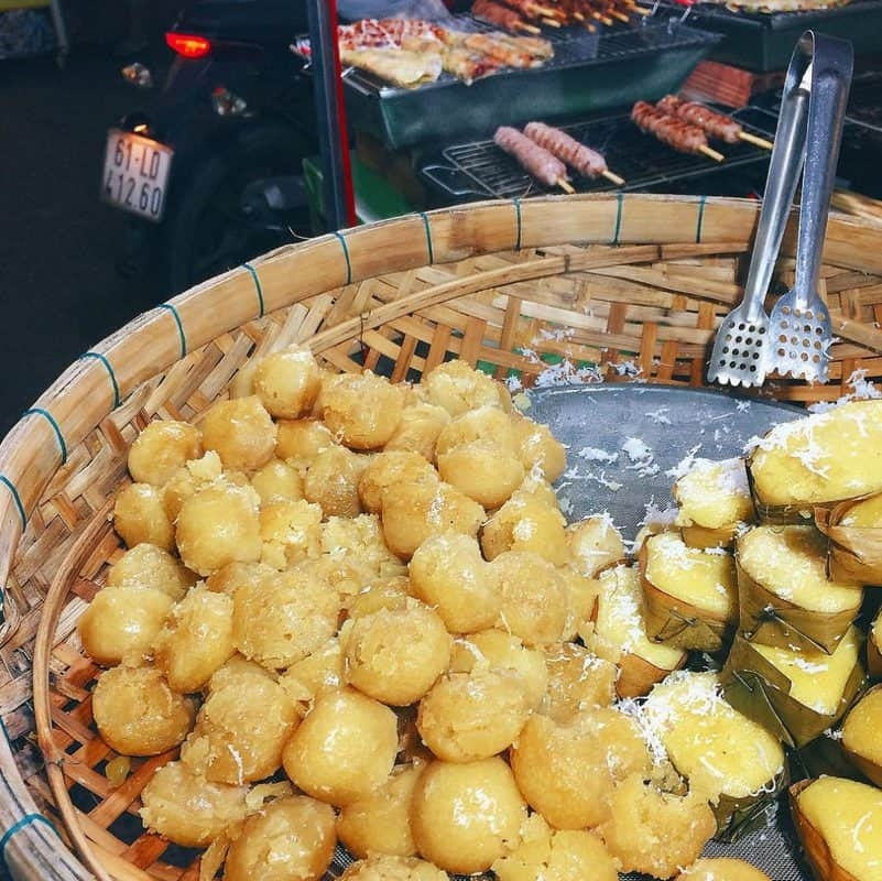 Bánh có màu tự nhiên bởi trái thốt nốt có màu vàng sáp. Bánh được gói trong lá chuối, hình chữ nhật, có rắc sợi dừa lên trên.