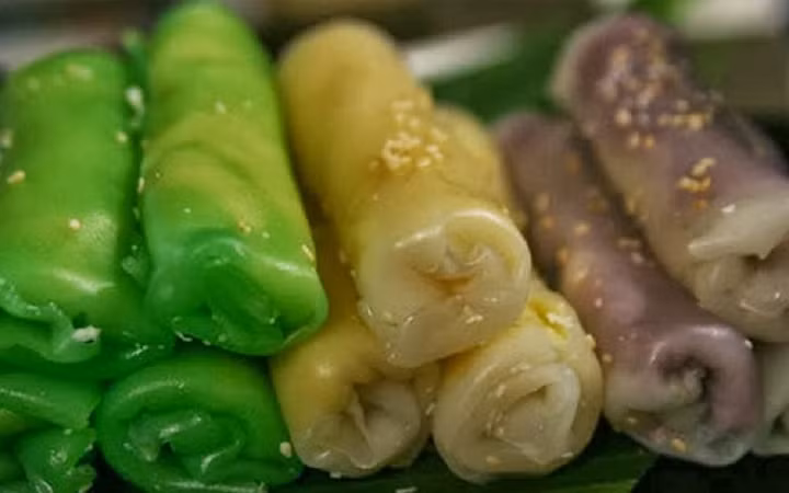 Chỉ cần cắn nhẹ một miếng bánh ướt ngọt bạn sẽ nhận ra ngay cái vị béo béo của dừa tươi, ngọt bùi của đậu xanh hòa quyện cùng phần vỏ bánh dai dai, thơm thơm mùi lá dứa, lá cẩm.