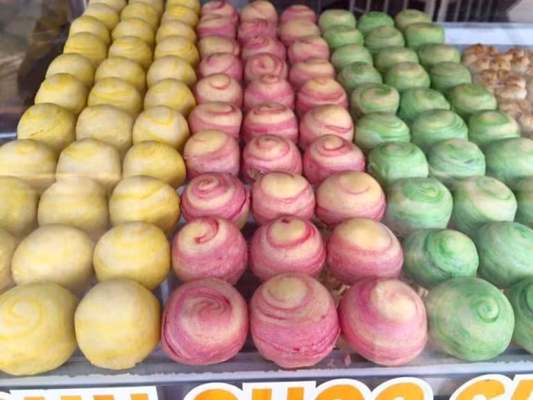 Bánh khéo: Ắt hẳn bạn từng nghe đến bánh khéo – một trong những món bánh ngon nổi tiếng của Phú Quốc. Không biết từ bao giờ trên đảo Phú Quốc có loại bánh Khéo. Cái tên đặc biệt khiến khách du lịch tới đây tò mò muốn thưởng thức.