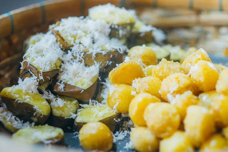 Bánh bò thốt nốt: Dạo chợ Phú Quốc, bạn sẽ bắt gặp vài gian hàng nhỏ bán bánh bò thốt nốt. Trông khá giống bánh bò bình thường nhưng điều thú vị làm nên món đặc sản này chính là nguyên liệu có thêm trái thốt nốt già.