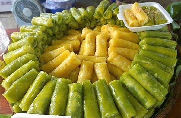 Bánh ướt ngọt Phú Quốc là món ăn có phần vỏ được làm từ đường thốt nốt và bột gạo, còn phần nhân làm từ cơm dừa và đậu xanh đánh nhuyễn. Tùy thuộc vào hương vị mà phần vỏ của món bánh này sẽ có thành phần và màu sắc khác nhau một xíu, ví dụ màu xanh là loại bánh làm từ lá dứa, màu tím là lá cẩm và màu trắng là loại bánh nguyên thủy.