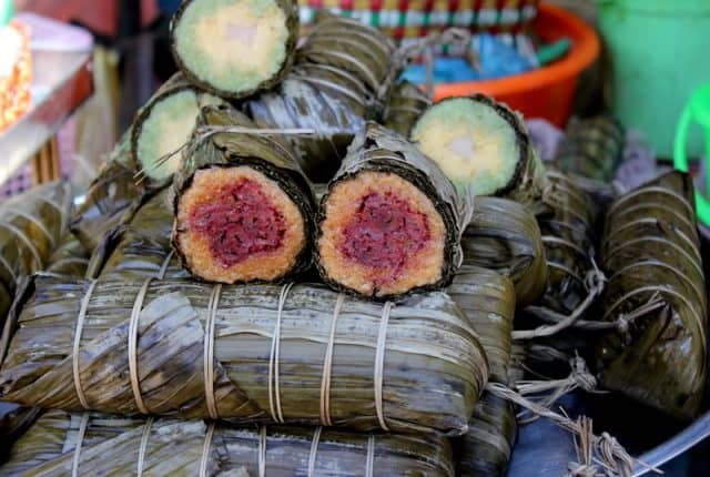 Bánh tét mật cật Phú Quốc: Ở Phú Quốc có một loại bánh tét đã thành thương hiệu đó chính là bánh tét mật cật. Bánh có hình trụ được gói khéo léo bằng lát mật cật, người gói bánh phải hết sức tỉ mẩn và cẩn thận khi gói bánh, chặt tay quá thì lá dễ bục mà lỏng tay thì bánh không được săn chắc. Đến Phú Quốc bạn có thể dễ dàng tìm mua loại bánh này ở khắp các chợ.