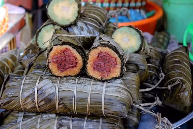 Bánh tét mật cật Phú Quốc: Ở Phú Quốc có một loại bánh tét đã thành thương hiệu đó chính là bánh tét mật cật. Bánh có hình trụ được gói khéo léo bằng lát mật cật, người gói bánh phải hết sức tỉ mẩn và cẩn thận khi gói bánh, chặt tay quá thì lá dễ bục mà lỏng tay thì bánh không được săn chắc. Đến Phú Quốc bạn có thể dễ dàng tìm mua loại bánh này ở khắp các chợ.