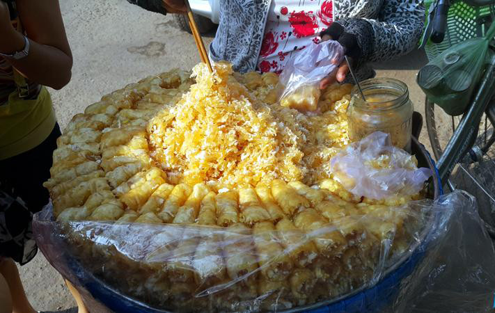 Vị ngọt của món bánh này được lấy từ đường thốt nốt nên không ngọt gắt mà thanh thanh và hơi se se, man mát khiến người thưởng thức ăn hoài không ngán.