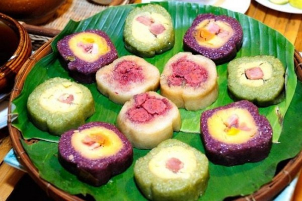 Gạo nếp, đậu xanh, thịt mỡ được gói trong lá mật cật, chỉ khi gói bằng loại lá này mới đem đến đúng hương vị cho bánh. Khách du lịch đến Phú Quốc thường chọn mua vài cặp bánh tét mật cật về làm qua cho người thân. Món đặc sản dân dã mà lại ngon miệng. Ảnh: Internet.