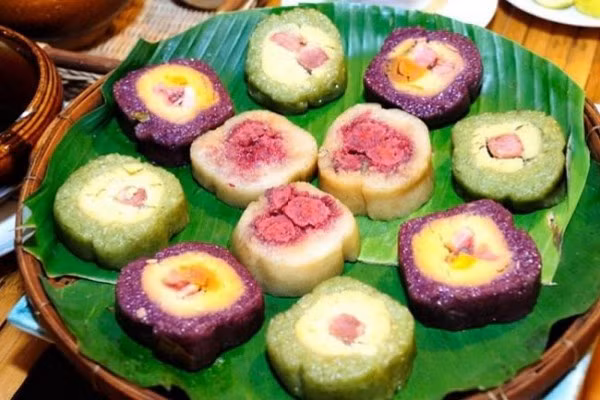 Gạo nếp, đậu xanh, thịt mỡ được gói trong lá mật cật, chỉ khi gói bằng loại lá này mới đem đến đúng hương vị cho bánh. Khách du lịch đến Phú Quốc thường chọn mua vài cặp bánh tét mật cật về làm qua cho người thân. Món đặc sản dân dã mà lại ngon miệng. Ảnh: Internet.