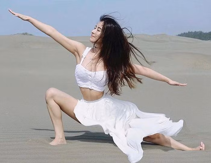 Hạ Mễ Nhã bắt đầu tập yoga từ cách đây 6 năm. Từ đó, cô nàng đam mê và chính thức đi theo nghiệp làm huấn luyện viên, giáo viên của bộ môn này. Học viên của cô giáo hot girl lên đến hàng chục ngàn người.