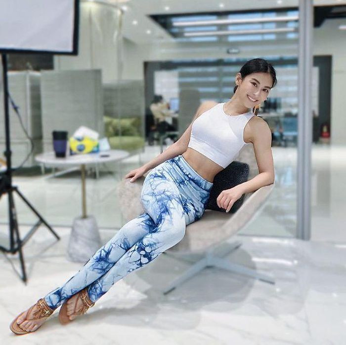 Cũng chính nhờ sự khổ luyện này, Hạ Mễ Nhã sở hữu thân hình cực kỳ đẹp. Khuôn ngực săn chắc đầy đặn, vòng eo thon gọn không chút mỡ thừa, eo phẳng lỳ, vòng ba căng tròn, nẩy nở.