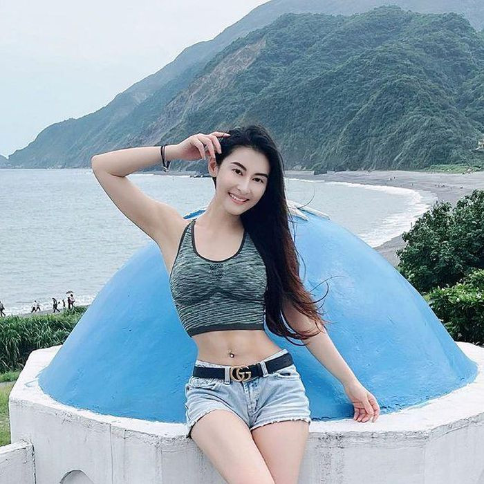 Với lợi thế hình thể, cô giáo yoga thường xuyên diện đồ khoe vòng eo săn chắc của mình, khiến rất nhiều cô gái trẻ ao ước. Ảnh: IT.