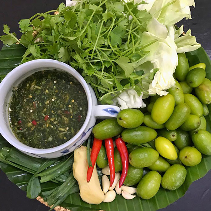 Nhót không dành cho người vội vàng. Muốn ăn trước hết phải mài quả nhót cho sạch lớp phấn đến khi quả nhót bóng sạch, căng mịn mới có thể chấm muối, ăn. Kỳ công nhưng bù lại bạn sẽ được trải nghiệm bản hòa ca thi vị với các cung bậc chua, ngọt, mặn cay ngon không thể chối từ.