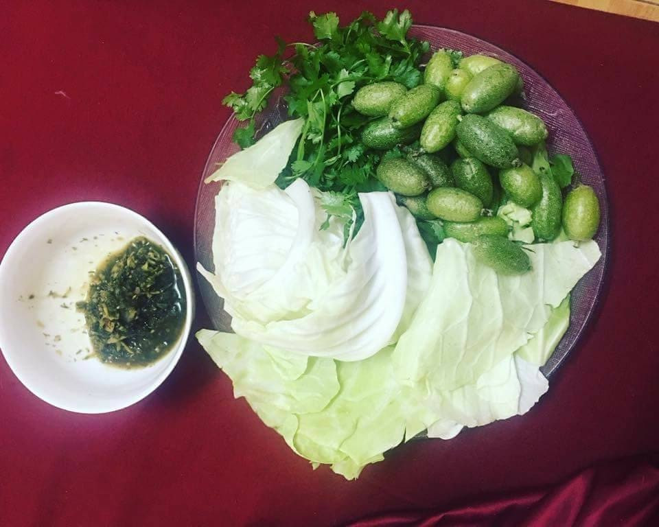 Giờ đây, nhót bao tử chẩm chéo, vốn là món ăn truyền thống của người dân tộc Thái vùng Tây Bắc, được rất nhiều chị em thành thị ưa chuộng.