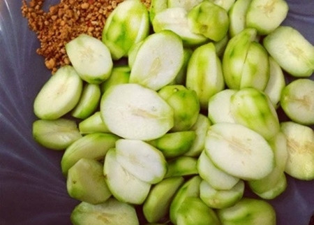 Cóc được xem là món ăn vặt mang vị chua tiêu biểu của đặc sản miền Nam. Cóc xanh hay cóc chín đều vương vấn lòng người theo một cách rất riêng mà chỉ loại quả này sở hữu. Cóc hái từ cây xuống có thể gọt vỏ, ăn liền hoặc chấm kèm với muối ớt, muối tôm.