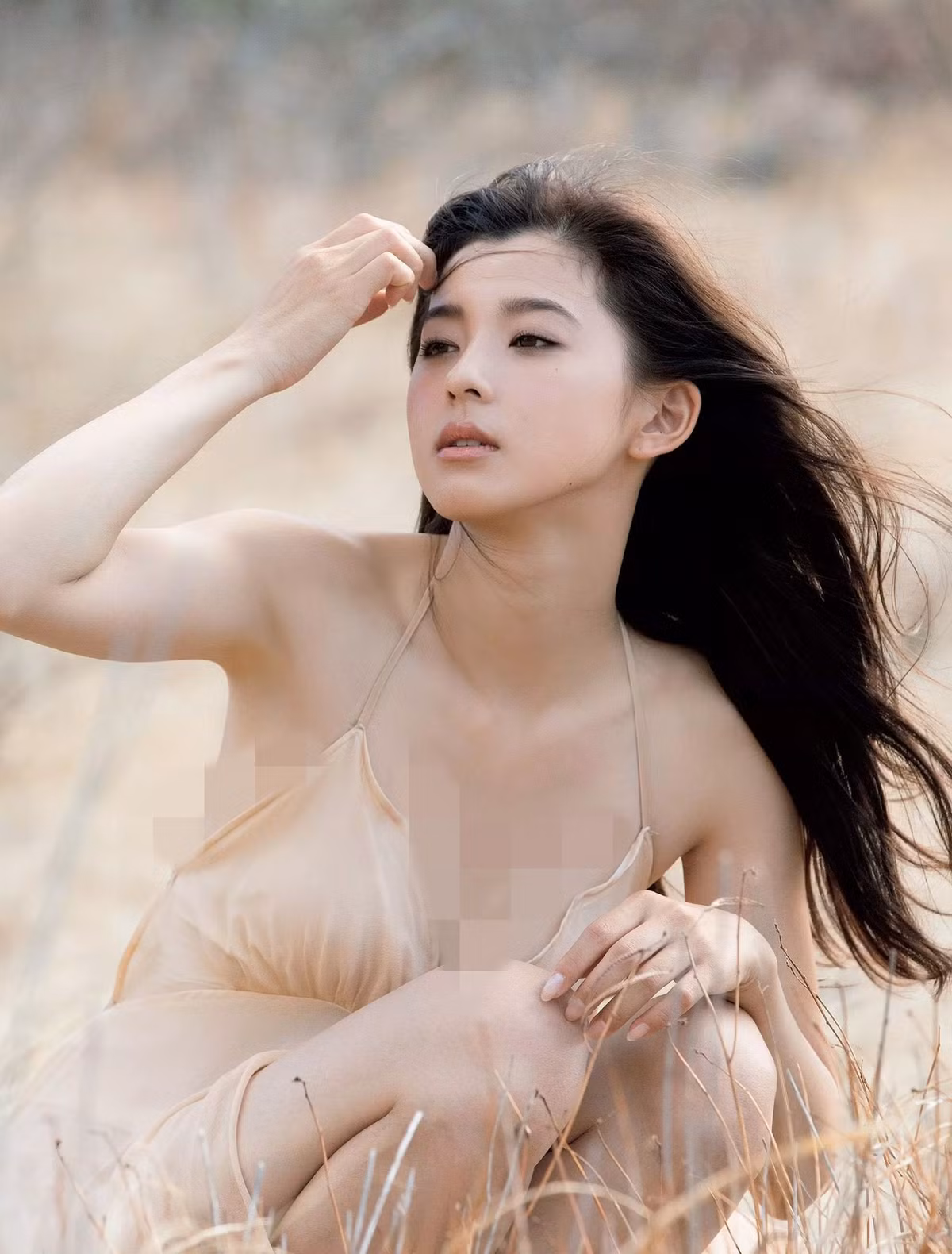 Năm 2014, Asahin bắt đầu công việc là một người mẫu bikini, nội y độc quyền cho một số thương hiệu nội địa tại Nhật Bản.