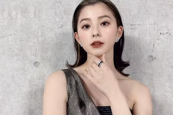 "Ngọc nữ màn ảnh Nhật" chia sẻ, không bao giờ cô lấy lý do bận để từ bỏ một buổi tập nào. Vào những ngày có lịch trình làm việc dày đặc và phải về nhà lúc tối muộn, Asahin thường mang theo tấm thảm yoga và tranh thủ tập khoảng 15 - 30 phút vào giờ nghỉ giải lao