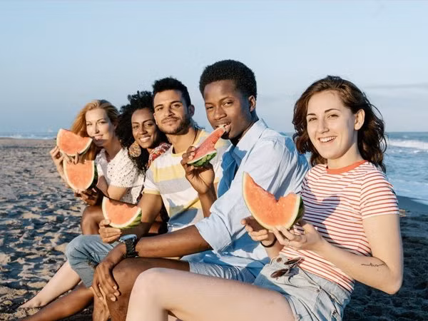 2. Cung cấp năng lượng: Nước ép dưa hấu cung cấp khoảng 30 kcal năng lượng trên 100 g nước ép. Nó hoạt động như một thức uống tăng cường năng lượng tức thì do sự hiện diện của vitamin C, vitamin A và magiê. Những chất dinh dưỡng này được biết đến để cung cấp năng lượng và tăng cường sức mạnh cho các tế bào.