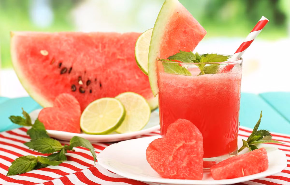 4. Cải thiện tiêu hóa: Dưa hấu có hàm lượng nước cao và chất xơ khuyến khích sức khỏe hệ tiêu hóa khỏe mạnh. Ngoài ra, hai loại vitamin chống oxy hóa quan trọng; vitamin C và vitamin A trong nước ép dưa hấu thúc đẩy hệ vi sinh vật tốt cho đường ruột. Điều này giúp cải thiện tiêu hóa thường có xu hướng yếu hơn và chậm hơn do sự gia tăng nhiệt trong mùa hè. Lycopene trong nước ép cũng giúp điều trị nhiều vấn đề về tiêu hóa như đầy hơi.